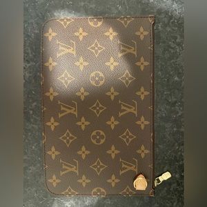 Louis Vuitton Neverfull Pouch - used once ! Like new!